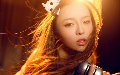 cURL 或其他 HTTP 客户端库来发送 GET 请求并获取响应并输出响应内容;和php代码直接echo出结果，有什么区别